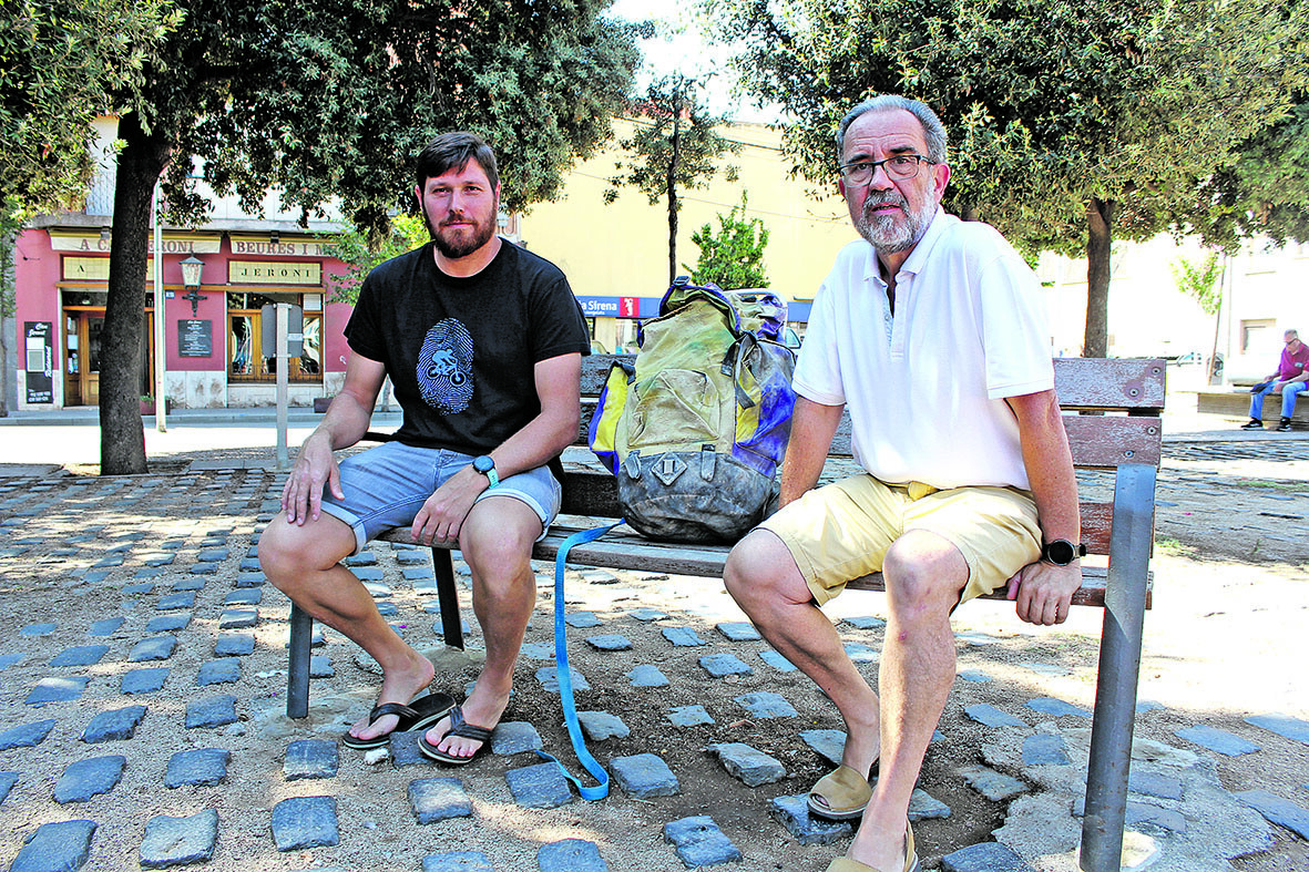 En Marc Osuna (esquerra), de Gas Mountain, i en Joan Cos (dreta), amb la motxilla al mig