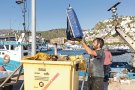 Els pescadors, units en la recollida de residus de la costa
