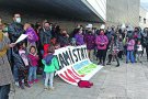 Desenes de persones es concentren per demanar que l’Amistat sigui Escola-Institut