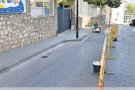 Arreglen la vorera del carrer Rusiñol, a l'Escala, un dels accessos a l’escola de primària Empúries