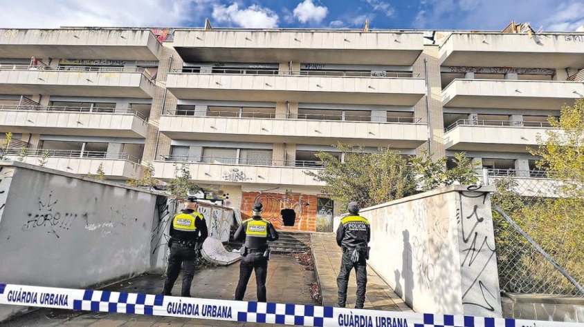 Desallotgen el bloc ocupat del carrer Ponent però hi queda encara una persona 