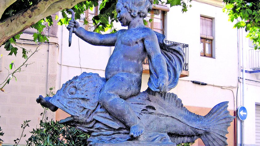 Tribut als ferroviaris on hi havia l’escultura ‘Infant sobre peix’