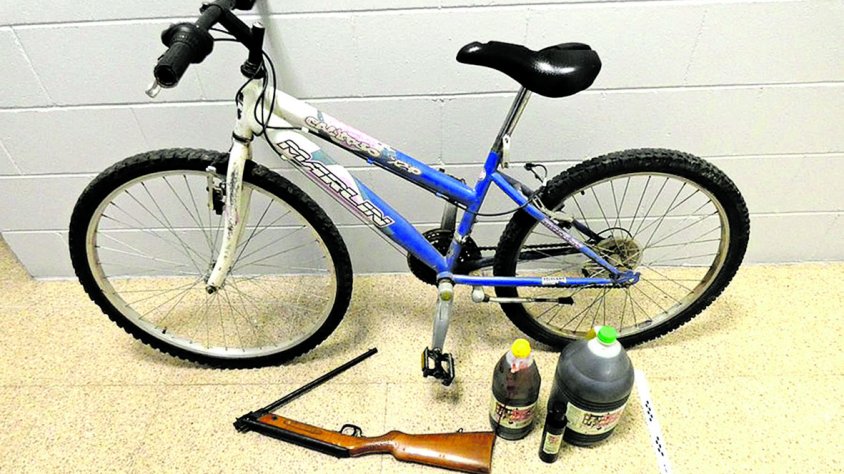 Roba garrafes d’oli amb una escopeta d’aire comprimit