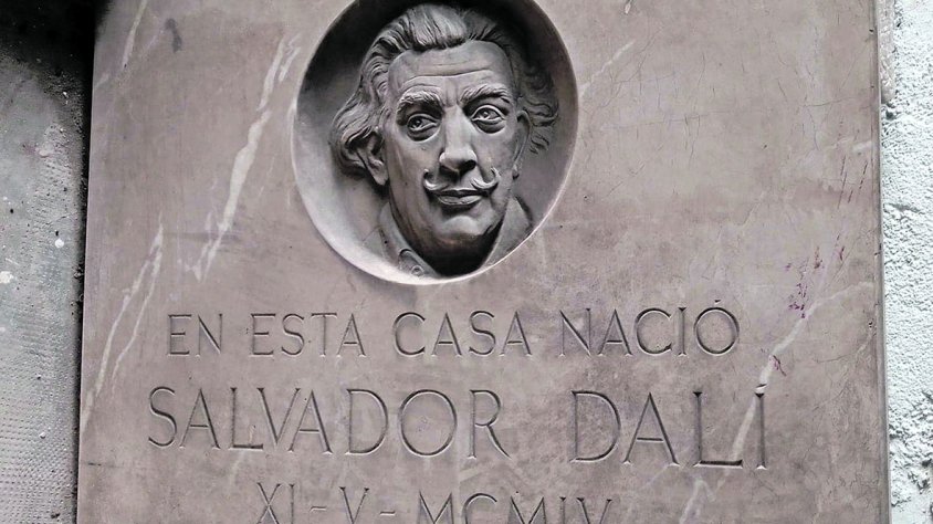 Troben la placa original de la Casa Natal de Salvador Dalí