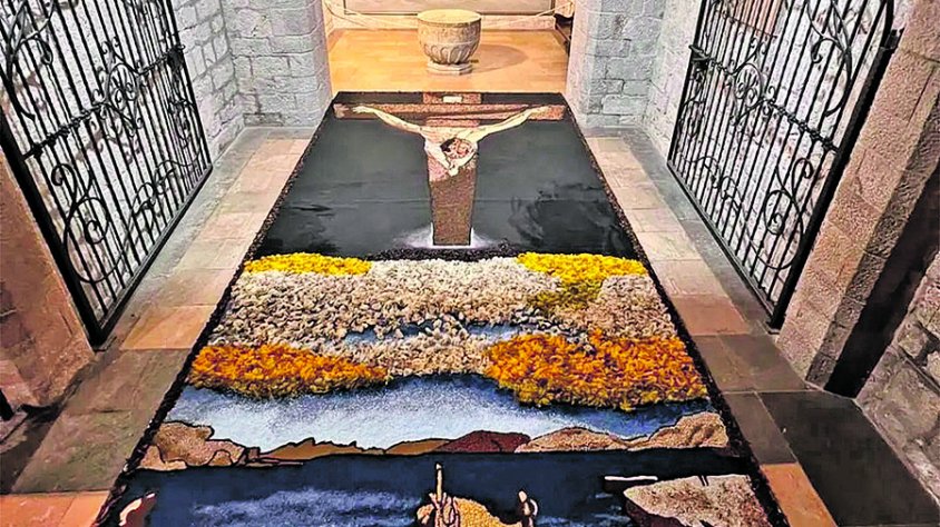 Una rèplica floral del Crist de Dalí al temple de Sant Pere