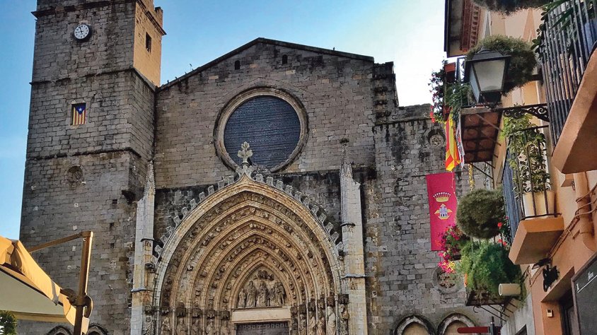 Llums d’espelmes a la basílica de Santa Maria