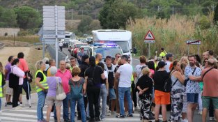 Unes 200 persones tallen l'N-260 en un punt negre de Llançà