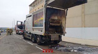 L'incendi d'un camió obliga a confinar l'institut-escola d'Empuriabrava