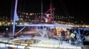 Rescaten quatre tripulants d'un veler arrossegat pel vent al Port de la Selva