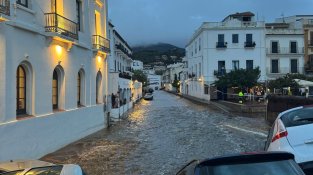 Una riuada s'emporta 30 cotxes a la riera de Cadaqués
