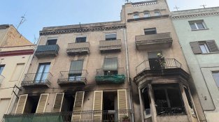 Cinc afectats per inhalació de fum en l'incendi d'un pis de la pujada del Castell