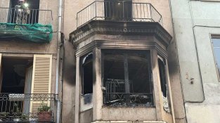 Cinc afectats per inhalació de fum en l'incendi d'un pis de la pujada del Castell