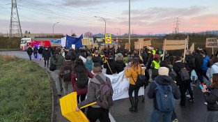 El personal docent talla l'N-II a Vilamalla i preveu quedar-s'hi fins a les 10 h