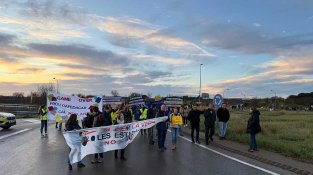 El personal docent talla l'N-II a Vilamalla i preveu quedar-s'hi fins a les 10 h