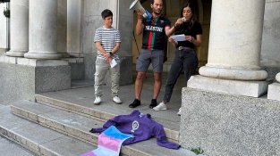 Uns 150 figuerencs es tornen a concentrar a la plaça de l'Ajuntament per condemnar el crim d'ahir