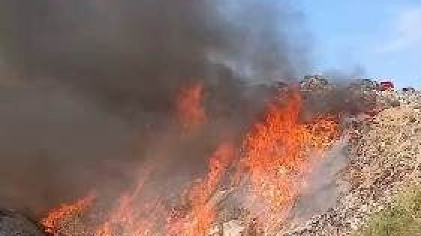 Els bombers continuen treballant en l'incendi ja controlat a Pedret i Marzà
