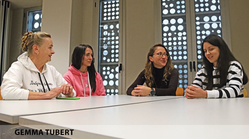 Roses estreny llaços amb  les refugiades