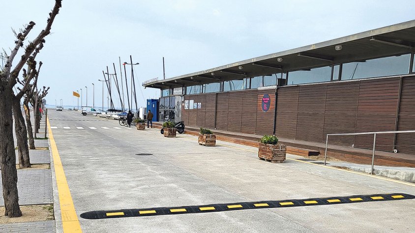 Una tanca de fusta i més seguretat al port esportiu