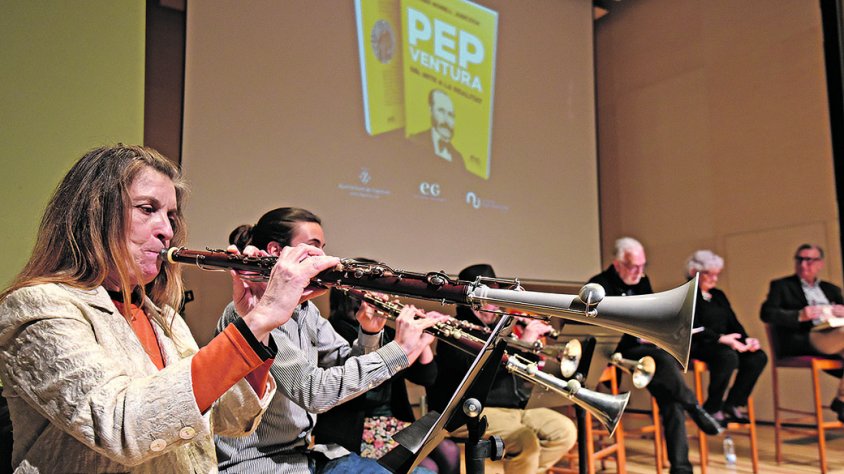 Actuació de quatre músics de tenora durant la presentació als Caputxins