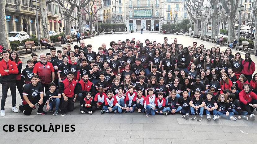 La família de l'Escolàpies es va aplegar diumenge a la Rambla de Figueres per cloure els 25 anys de l'entitat