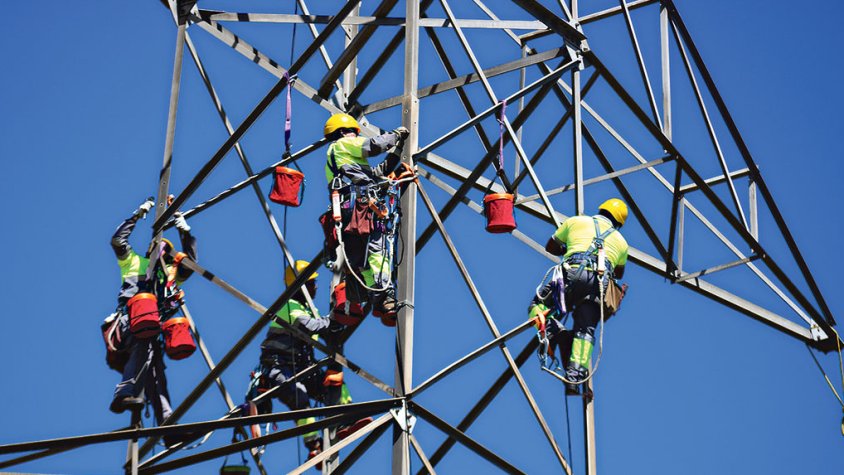 Desmantellen una línia elèctrica que creuava quatre pobles de l’Alt Empordà