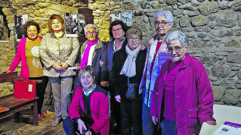 Sant Miquel de Fluvià celebra el Dia de la Poesia en deu idiomes