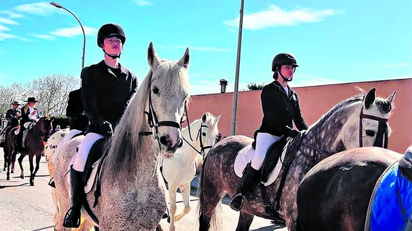Més de cent muntures participen a la Cavallada