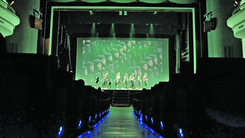 L’alumnat puja al l’escenari del Jardí amb Mapadeball