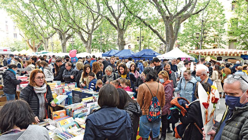 Sant Jordi omple de nou la ciutat de cultura i tradició