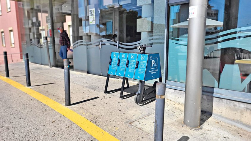 L’hospital instal·la aparcaments de patinets