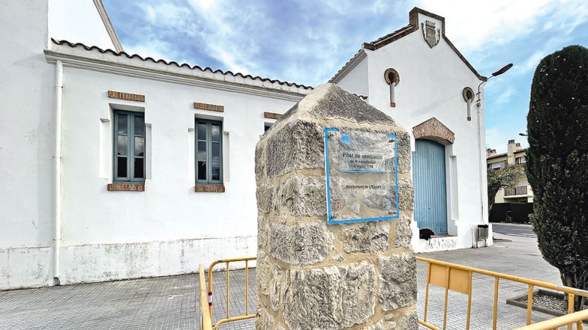 Traslladen un pilar del 1976 a davant del Masle