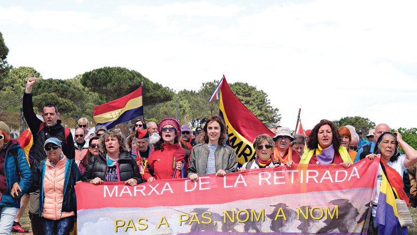 Més de dues-centes persones participen a l’última etapa de la Retirada