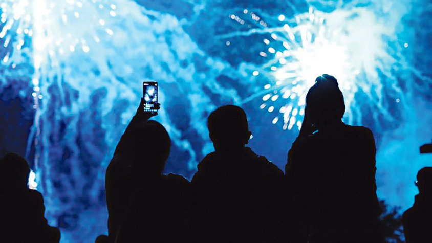 Final de festa amb l’estrèpit del castell de focs i el brogit per les escombraries
