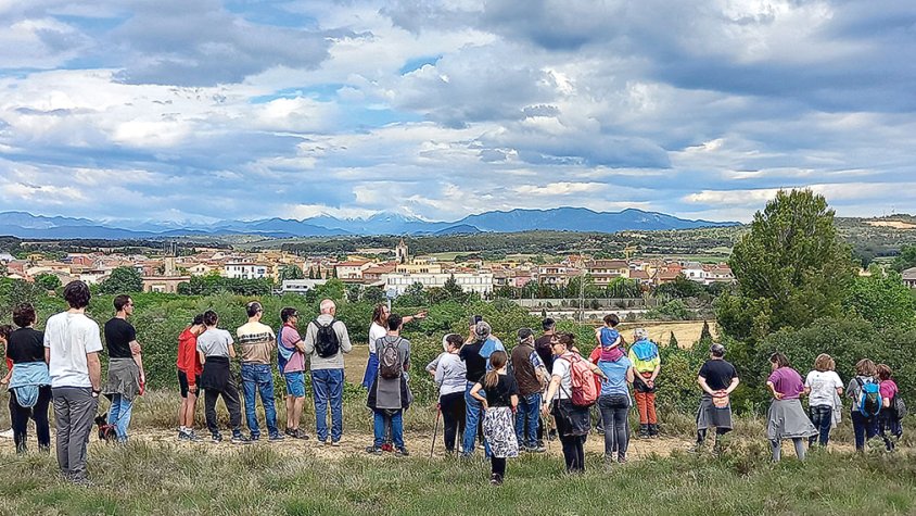 Desenes de persones caminen contra la variant de Vilafant