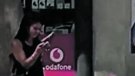 Preocupació pel vídeo d’una dona manipulant una pistola «de mentida»