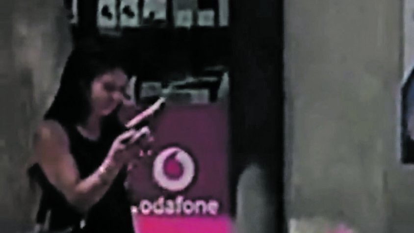 Preocupació pel vídeo d’una dona manipulant una pistola «de mentida»