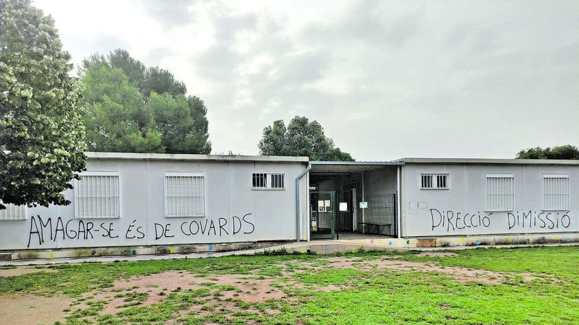 El malestar de la comunitat educativa d’Avinyonet acaba amb pintades a l’escola