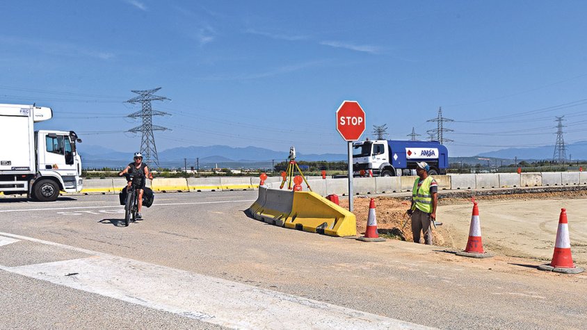Les obres per construir la rotonda de l’N-II a Garrigàs, en marxa