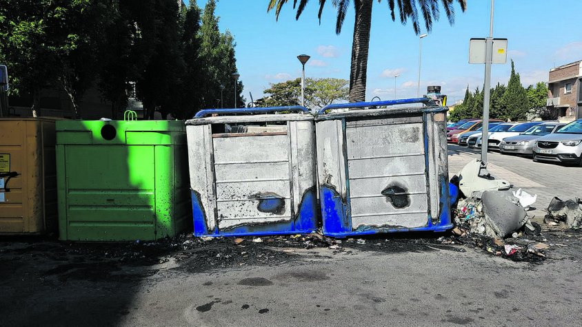 Cremen tres contenidors de matinada a la ciutat