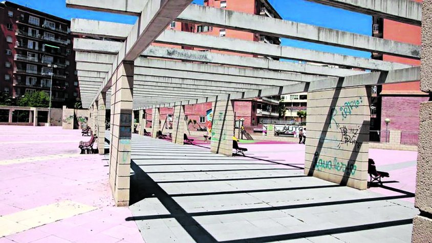 Tanquen de nit la plaça Nova Icària