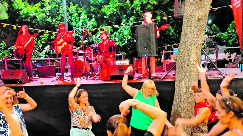 Festa de rumba i sevillanes al primer Concert Benèfic d’Estiu de l’Oncolliga Llançà