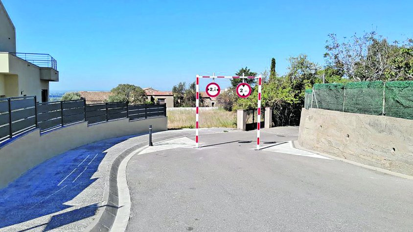 Instal·len un arc al carrer Paltret de Palau-saverdera perquè els vehicles no s’hi encallin