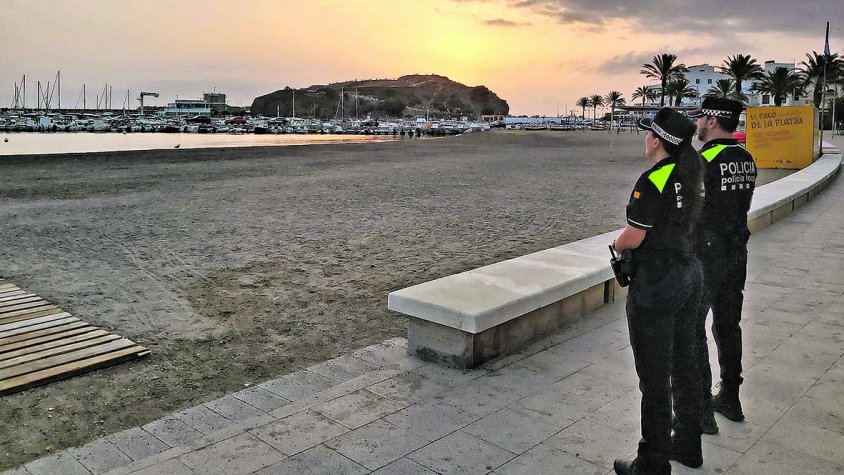 Llançà controla els gossos a les platges