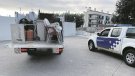 Retiren barbacoes, mobiliari i diversos objectes del carrer