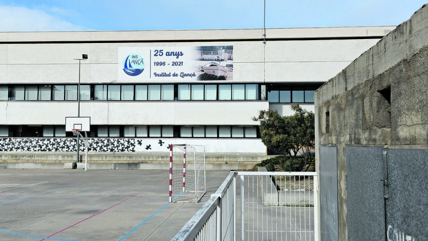 Muntaran mòduls prefabricats per ampliar l’espai de l’institut a Llançà