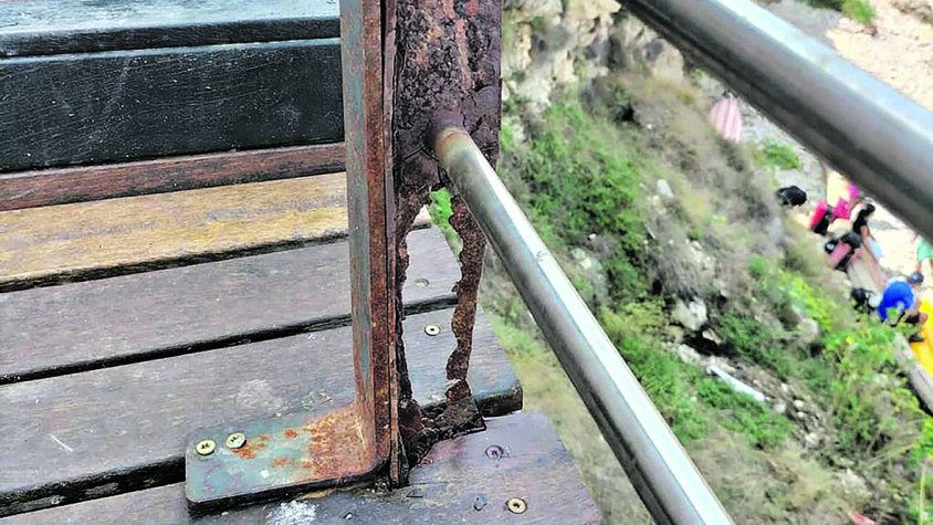 ERC de l'Escala alerta del perill que suposa el mal estat de les escales que porten de la Creu a l’Oberta