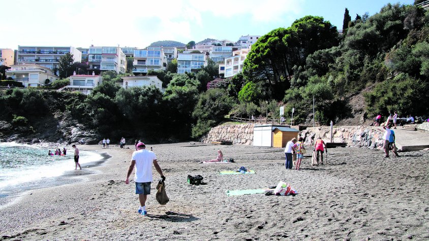 Busquen gent jove perquè ajudi a netejar les platges a Llançà