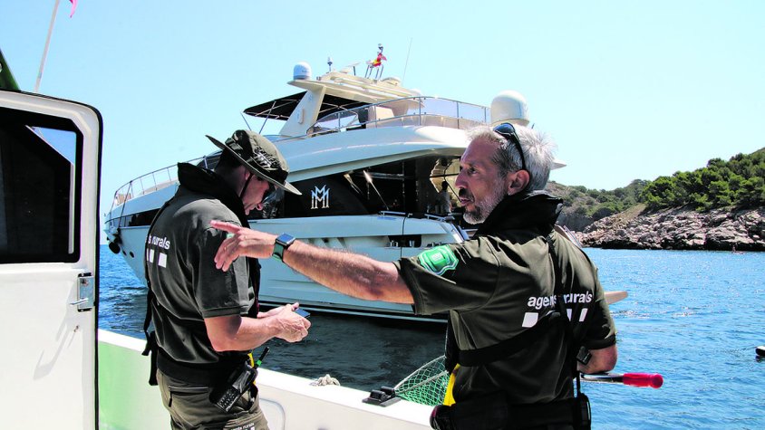 Més controls per evitar que les embarcacions malmetin posidònia