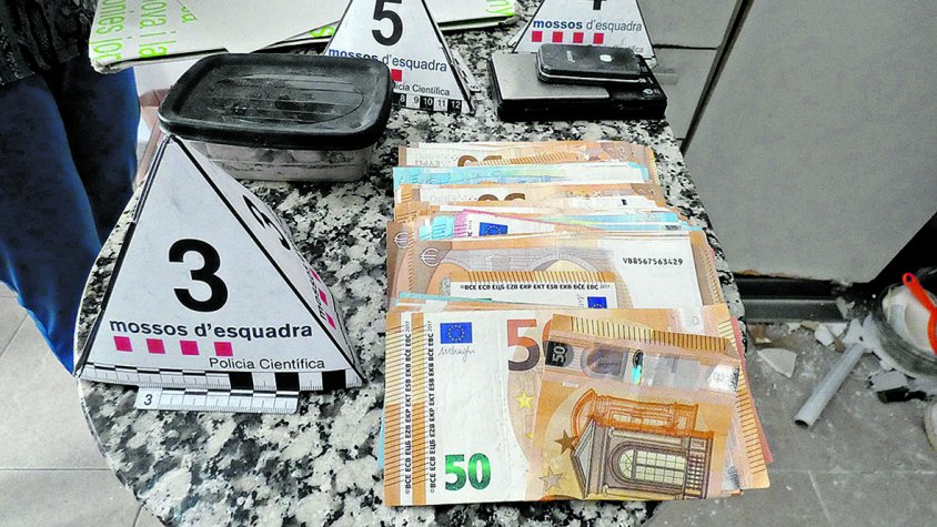 Desmantellen un bloc on es venia droga i detenen 10 homes