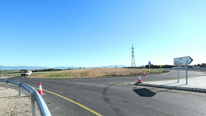 Els alcaldes volen l’enllumenat definitiu a la rotonda de Garrigàs